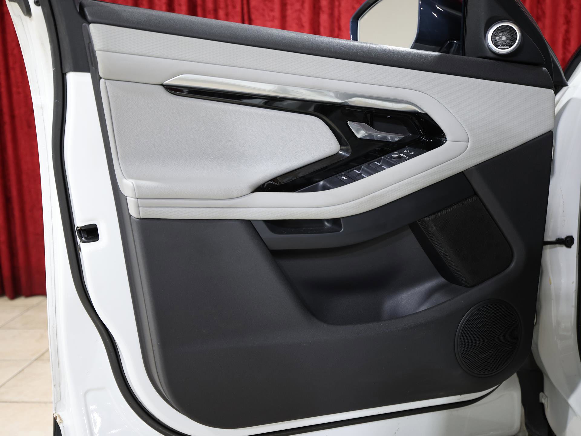 Used 2020 Land Rover Range Rover Evoque S image 11