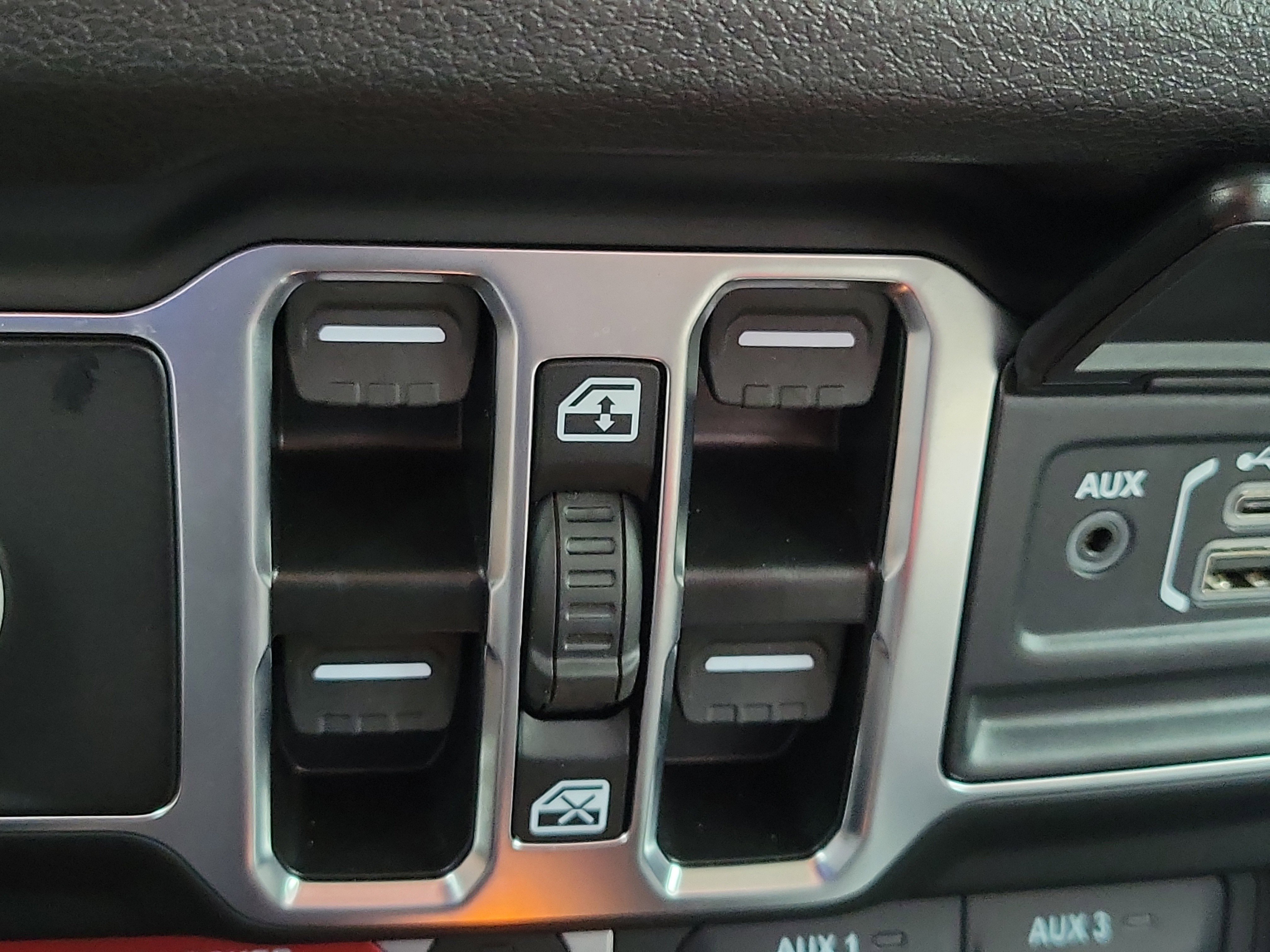 Used 2025 Jeep Wrangler Willys AWD/4WD image 22