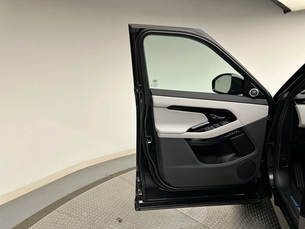 New 2026 Land Rover Range Rover Evoque Dynamic SE image 9