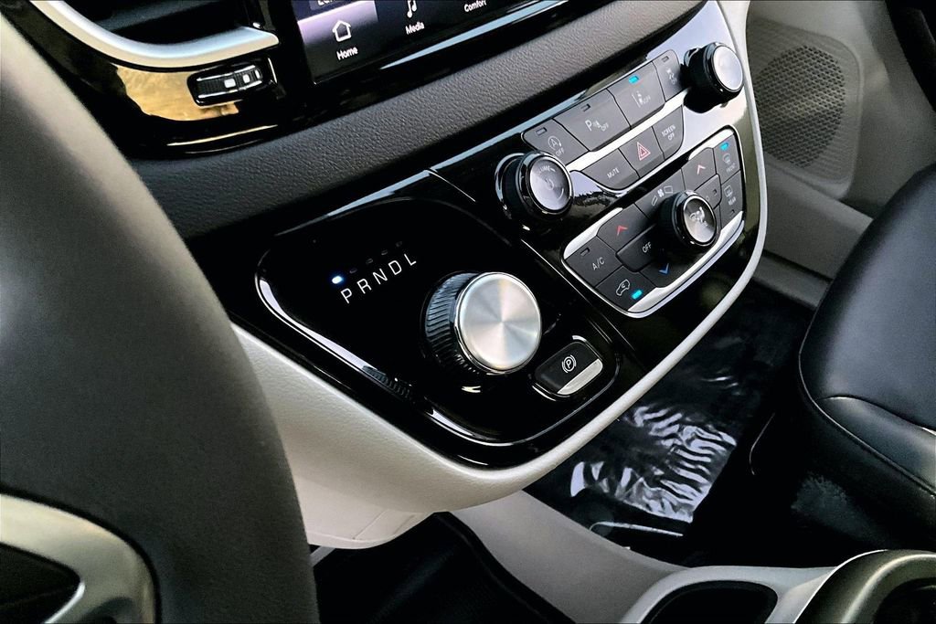 Used 2024 Chrysler Pacifica Touring-L image 13
