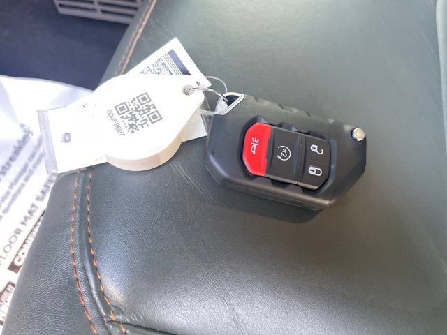 Used 2025 Jeep Gladiator Mojave w/ Convenience Group AWD/4WD image 30