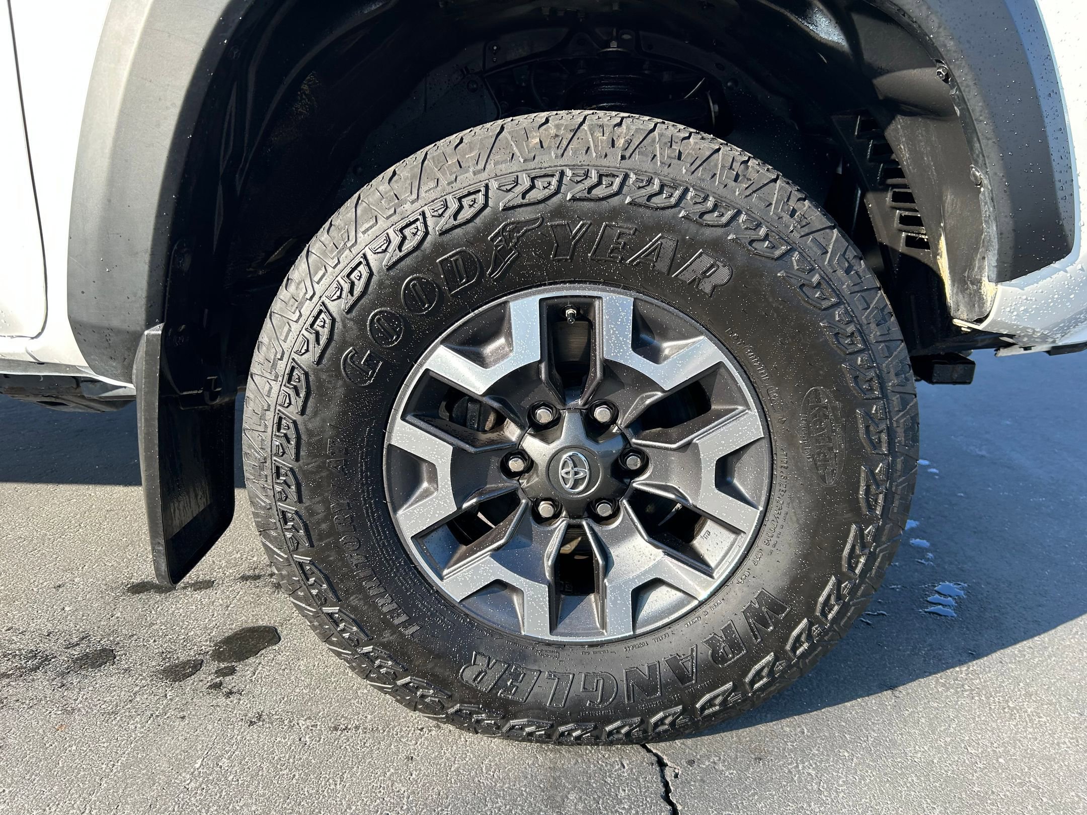 Used 2018 Toyota Tacoma TRD Off-Road image 31