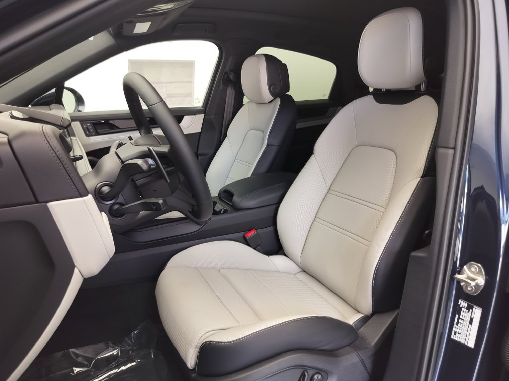 New 2026 Porsche Cayenne Coupe AWD/4WD image 5