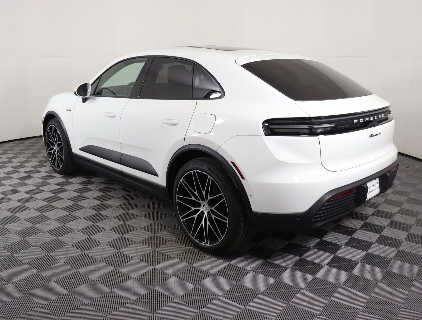 Certified 2024 Porsche Macan 4 Electric AWD/4WD image 3