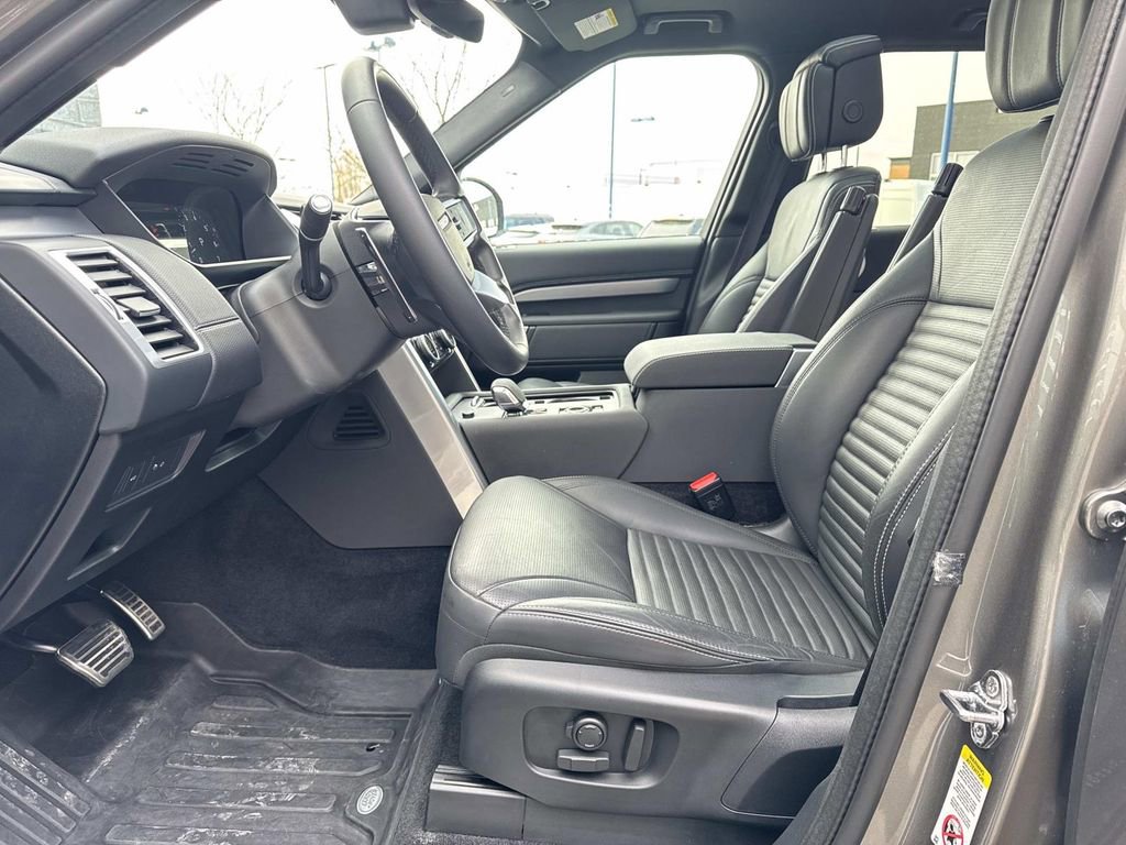 Certified 2025 Land Rover Discovery Dynamic SE AWD/4WD image 18