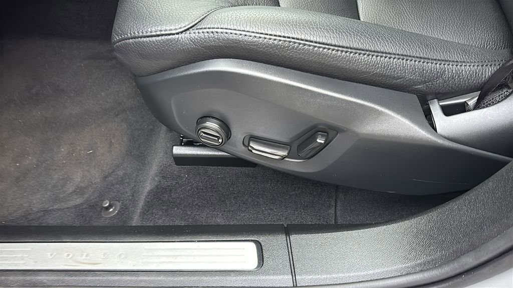 Certified 2025 Volvo XC60 B5 Plus AWD/4WD image 26