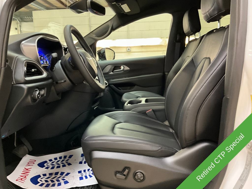 New 2025 Chrysler Pacifica Select image 10