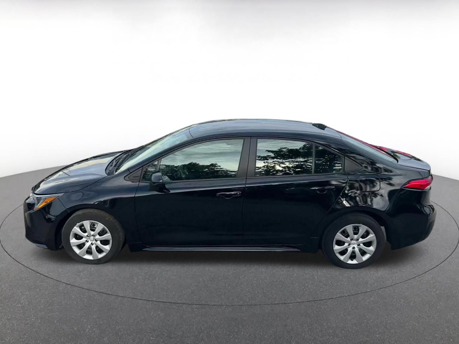 Used 2025 Toyota Corolla LE FWD image 7