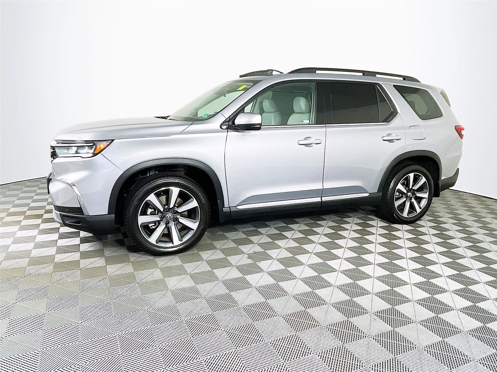 Used 2025 Honda Pilot Touring image 4