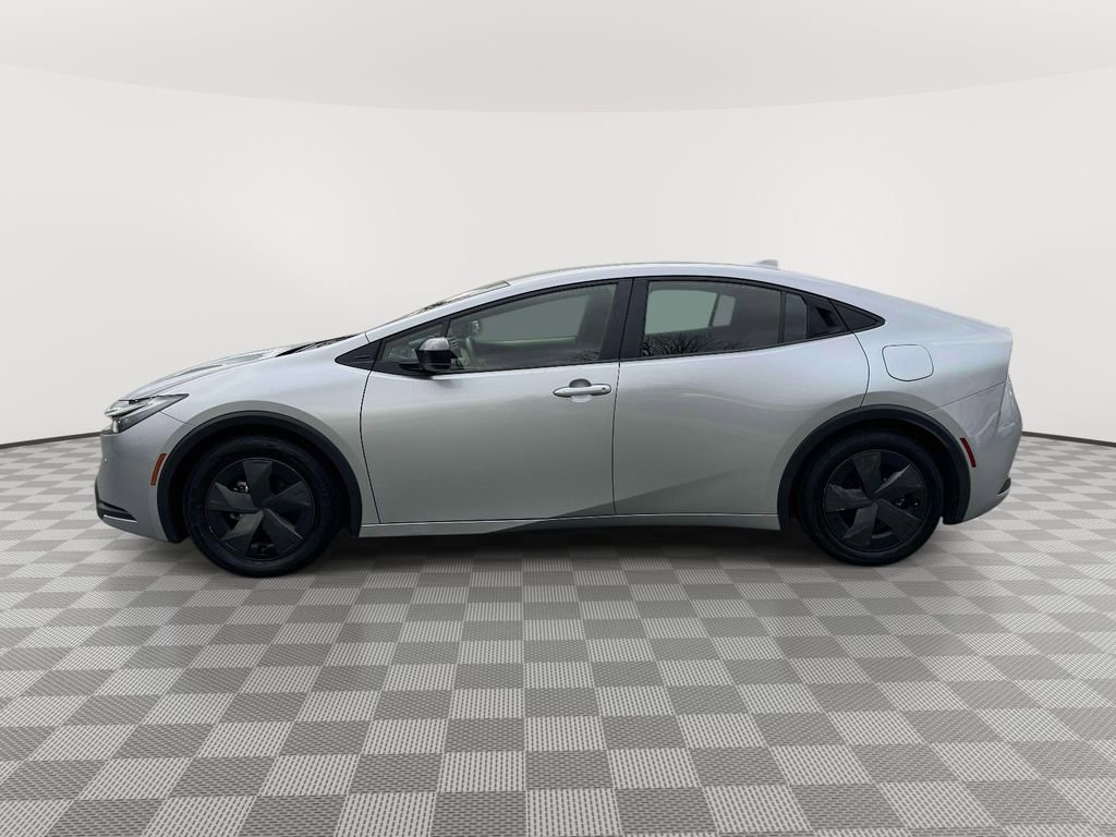 Used 2024 Toyota Prius LE FWD image 4