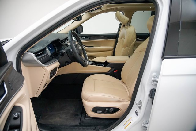 Used 2022 Jeep Grand Cherokee Limited w/ Luxury Tech Group II image 16