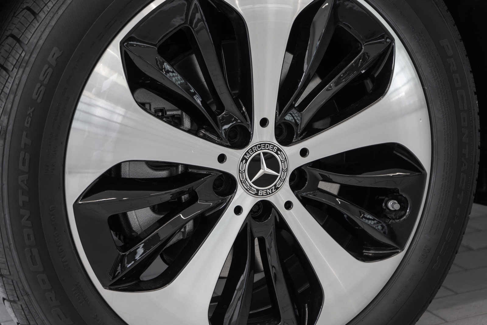 Used 2024 Mercedes-Benz GLB 250 w/ Exclusive Package image 31