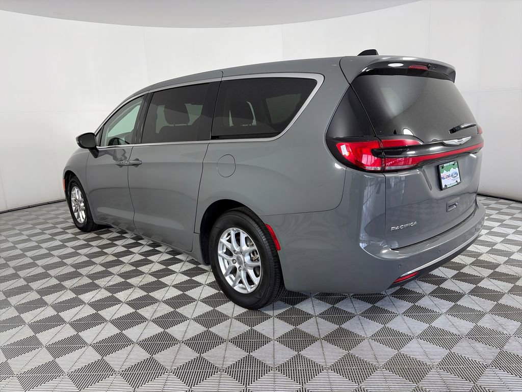 Used 2023 Chrysler Pacifica Touring-L FWD image 5