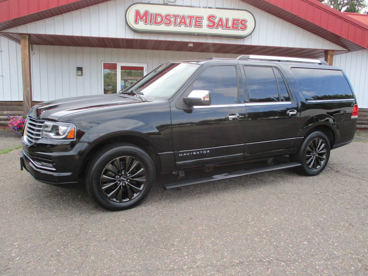 Used 2017 Lincoln Navigator L Select AWD/4WD image 3