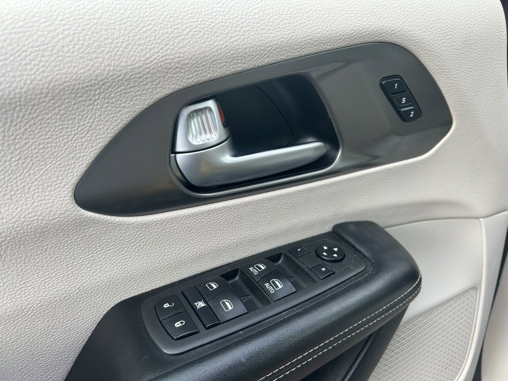 Used 2021 Chrysler Pacifica Touring-L image 10