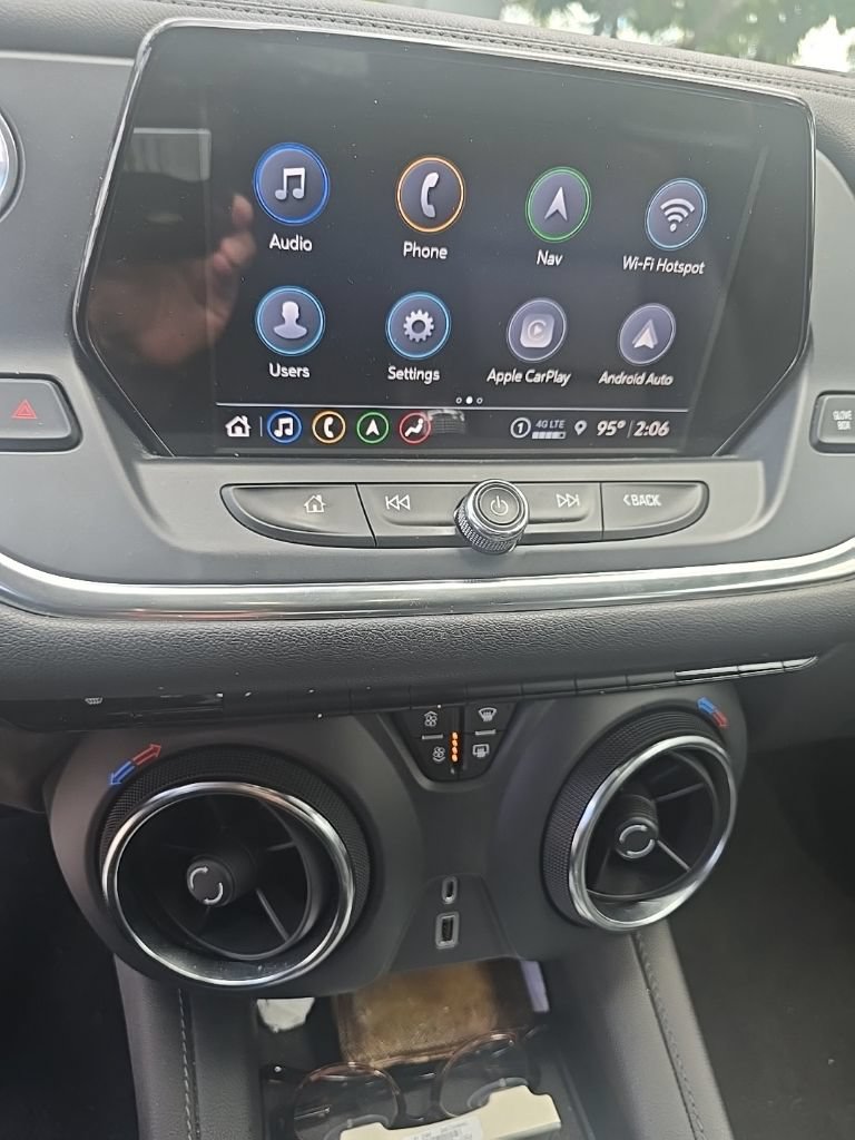 Used 2022 Chevrolet Blazer LT w/ Sound & Technology Package FWD image 6
