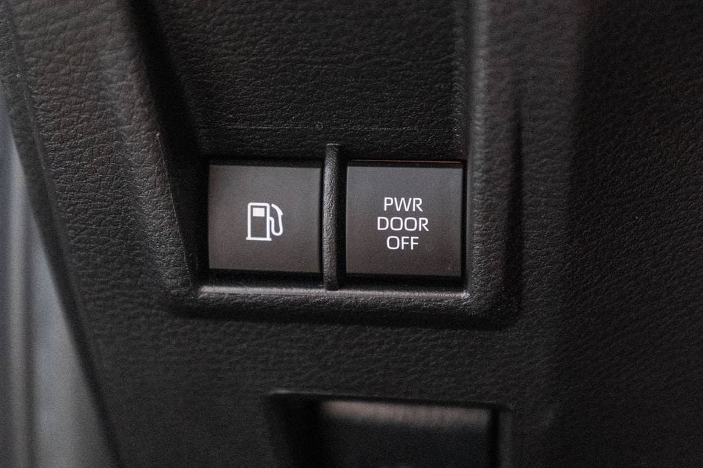 Used 2025 Toyota Sienna LE FWD image 23