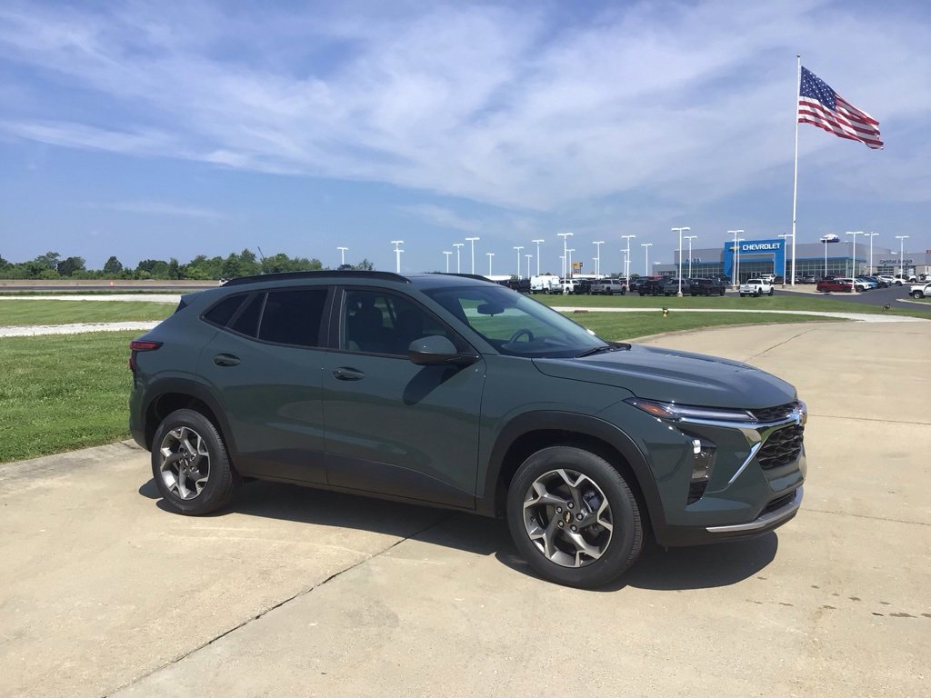 New 2025 Chevrolet Trax LT w/ Sunroof Package