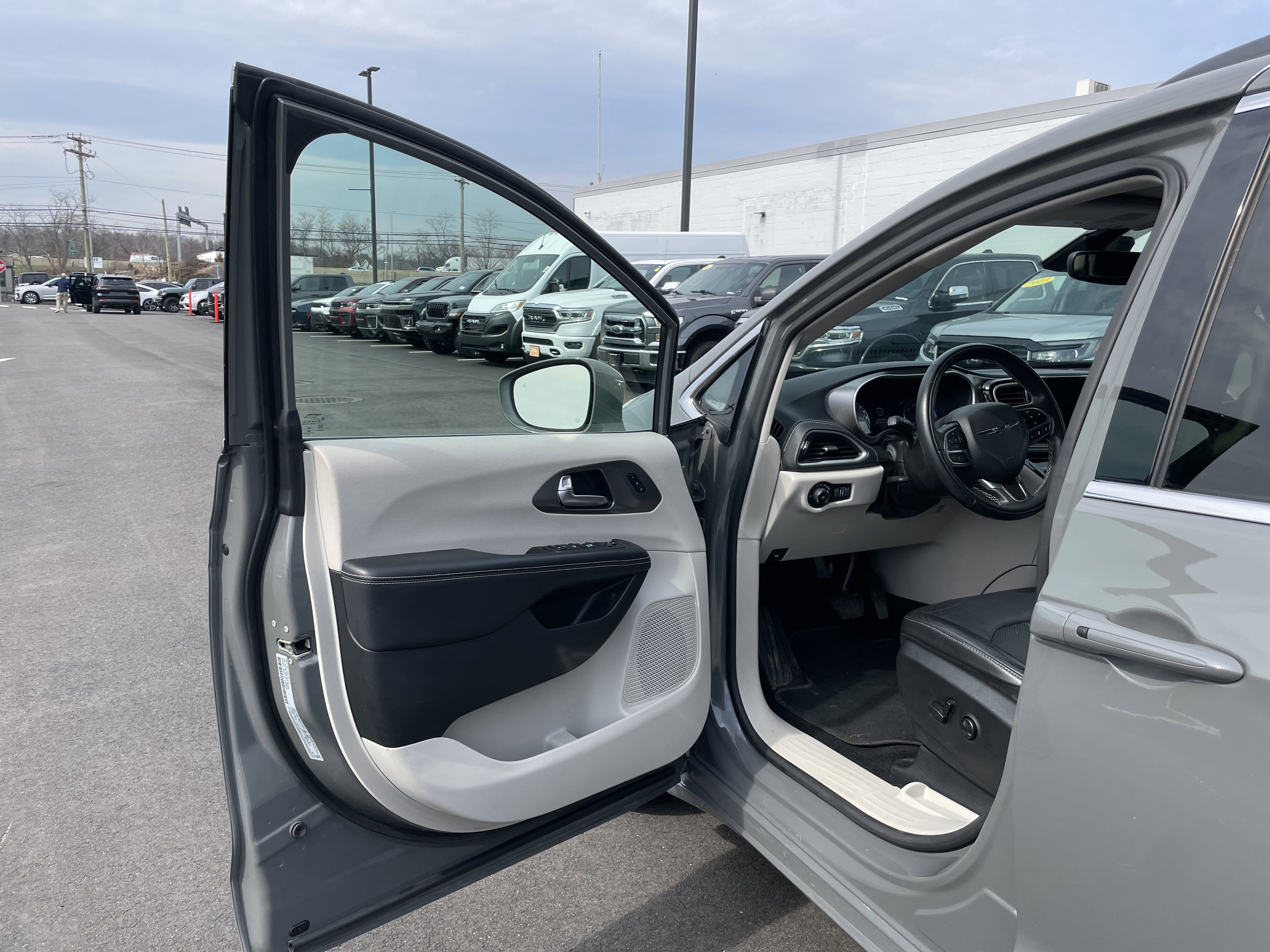 Used 2022 Chrysler Pacifica Touring-L image 27