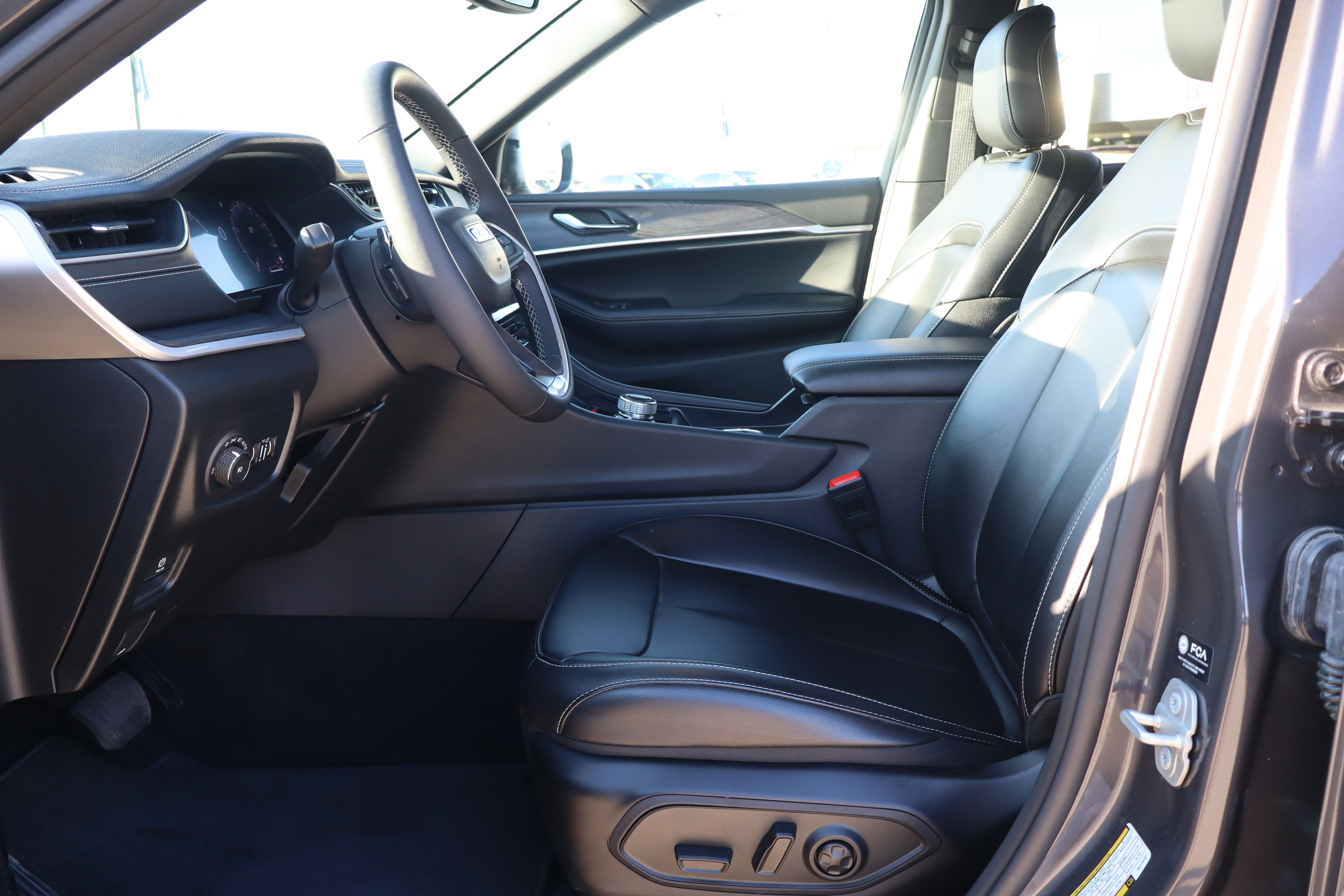 Used 2024 Jeep Grand Cherokee Limited w/ Black Appearance Package image 10