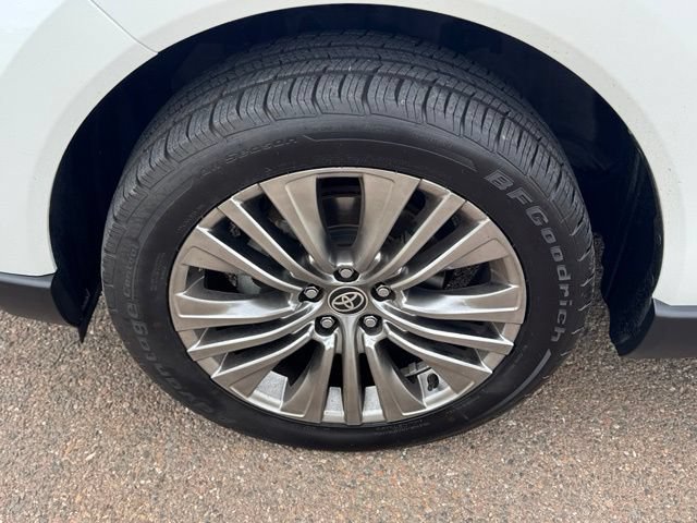 Used 2023 Toyota Venza XLE AWD/4WD image 8