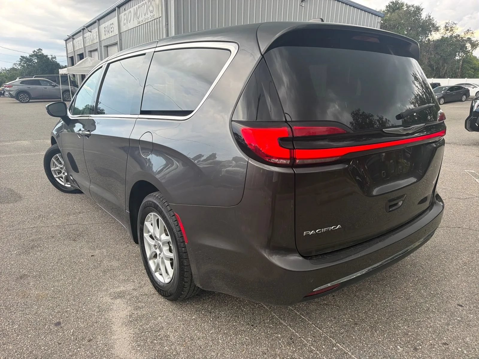Used 2023 Chrysler Pacifica Touring-L FWD image 10