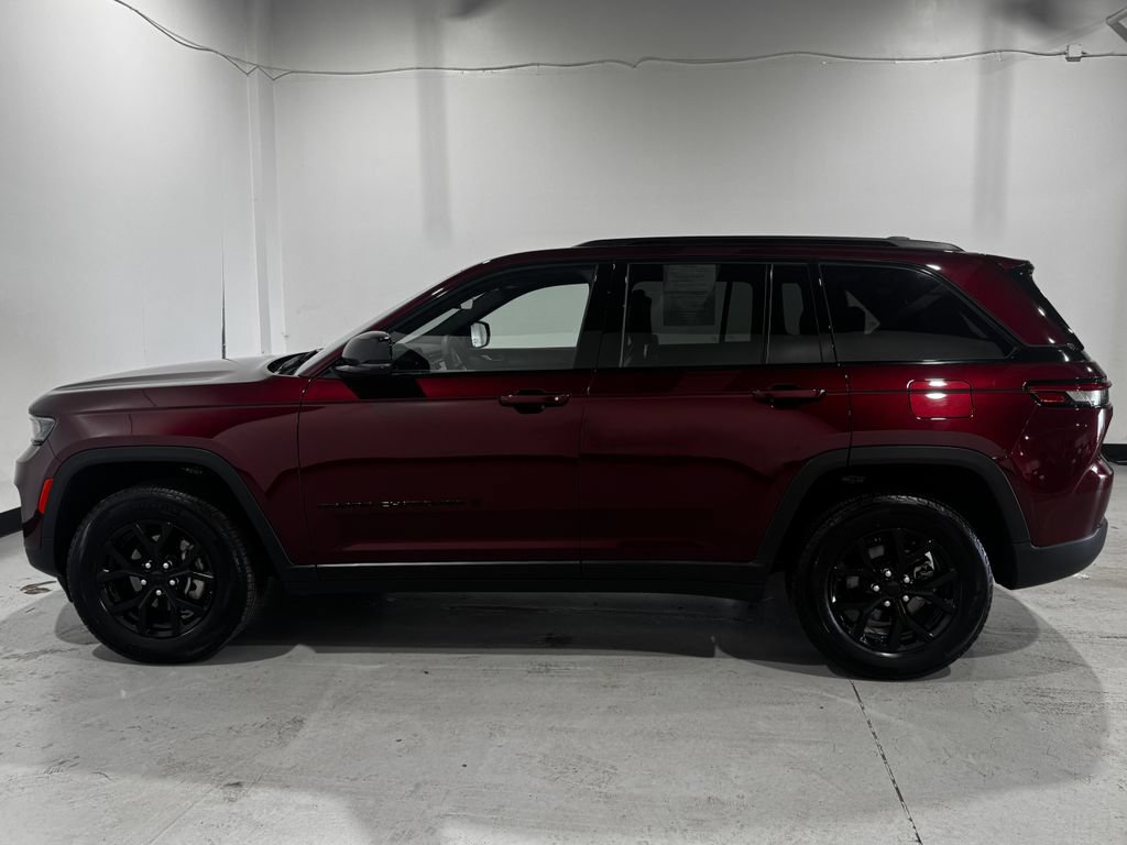 Used 2025 Jeep Grand Cherokee Altitude AWD/4WD image 14