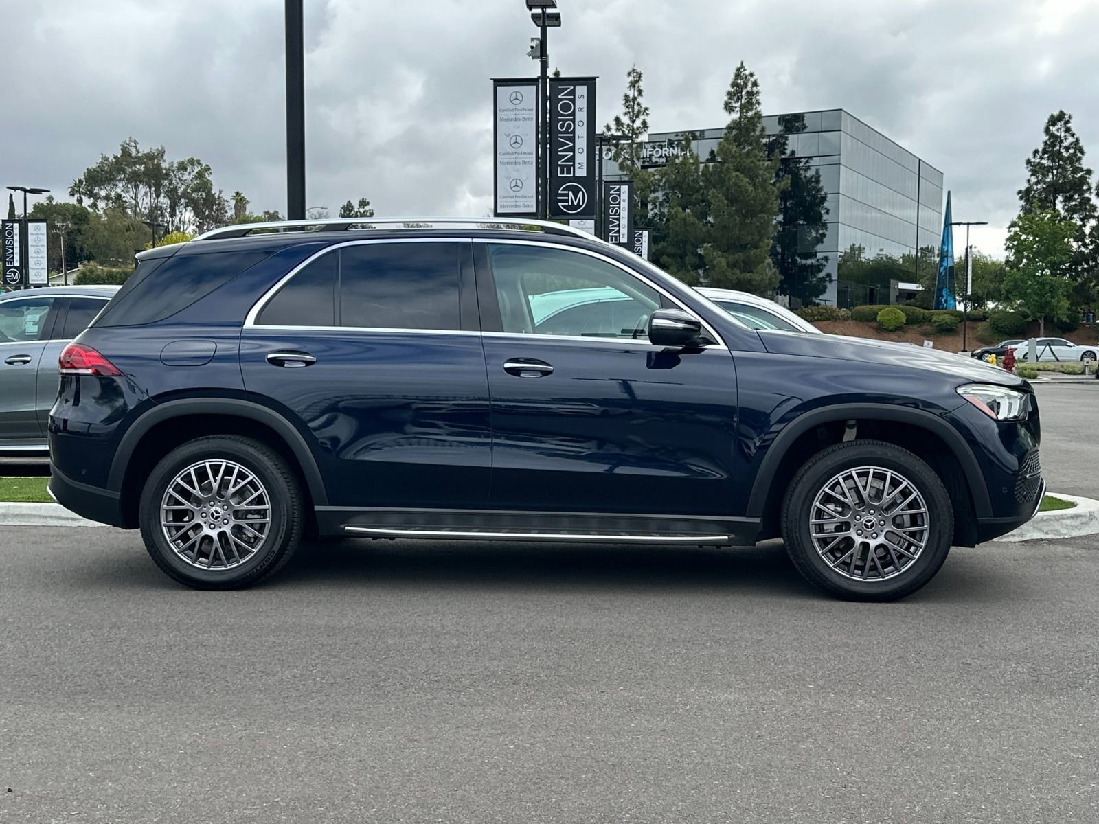 Certified 2022 Mercedes-Benz GLE 350 w/ Premium Package image 2