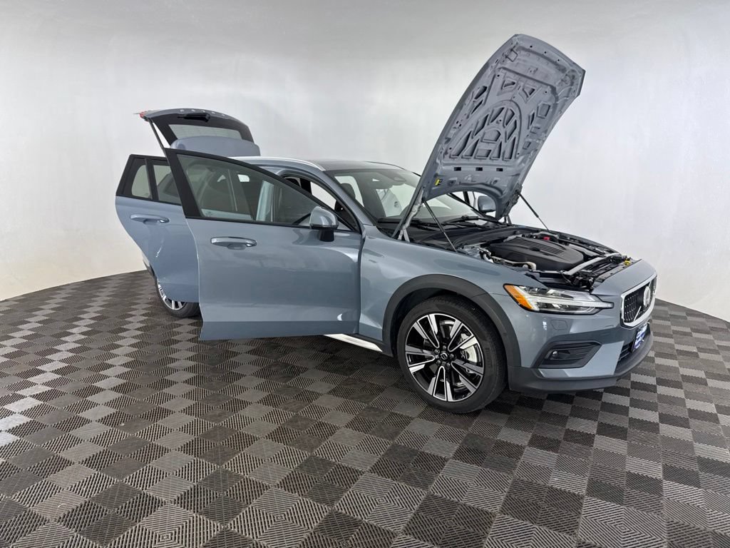 Used 2023 Volvo V60 B5 Cross Country Ultimate AWD/4WD image 16