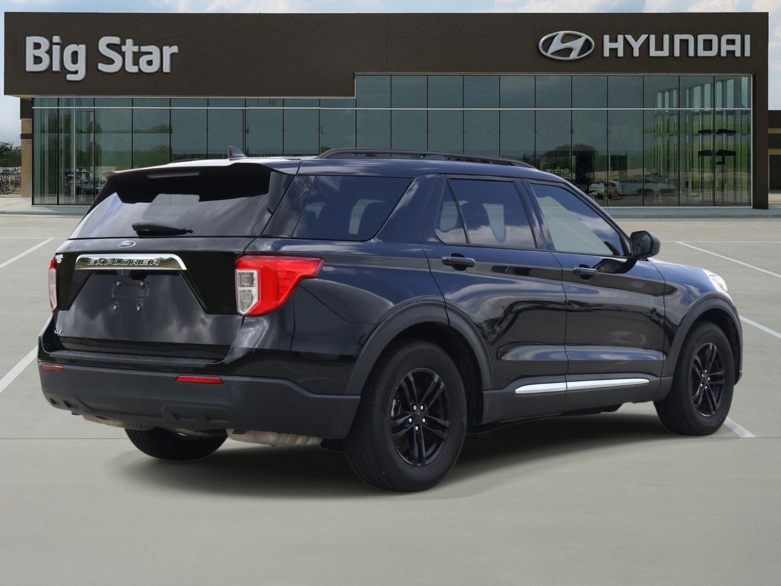 Used 2021 Ford Explorer XLT image 4