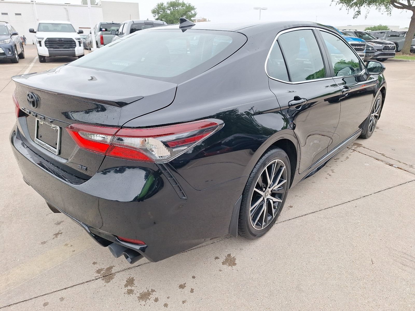 Used 2023 Toyota Camry SE FWD image 6