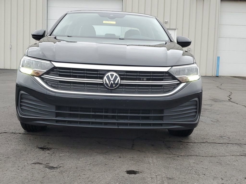 Used 2024 Volkswagen Jetta SE image 2
