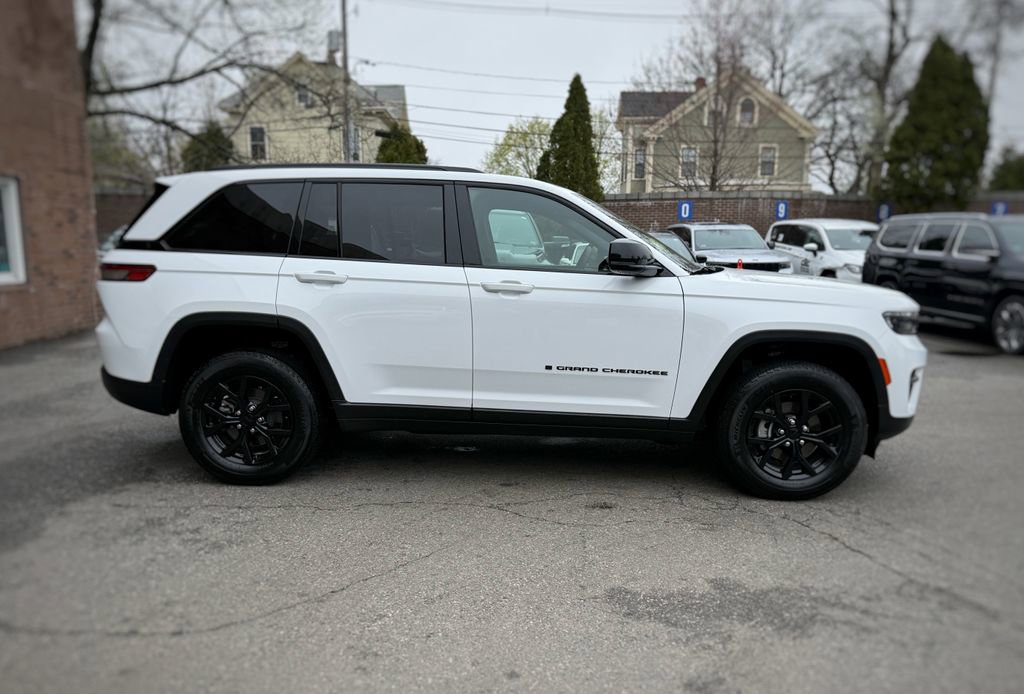Used 2025 Jeep Grand Cherokee Altitude AWD/4WD image 4