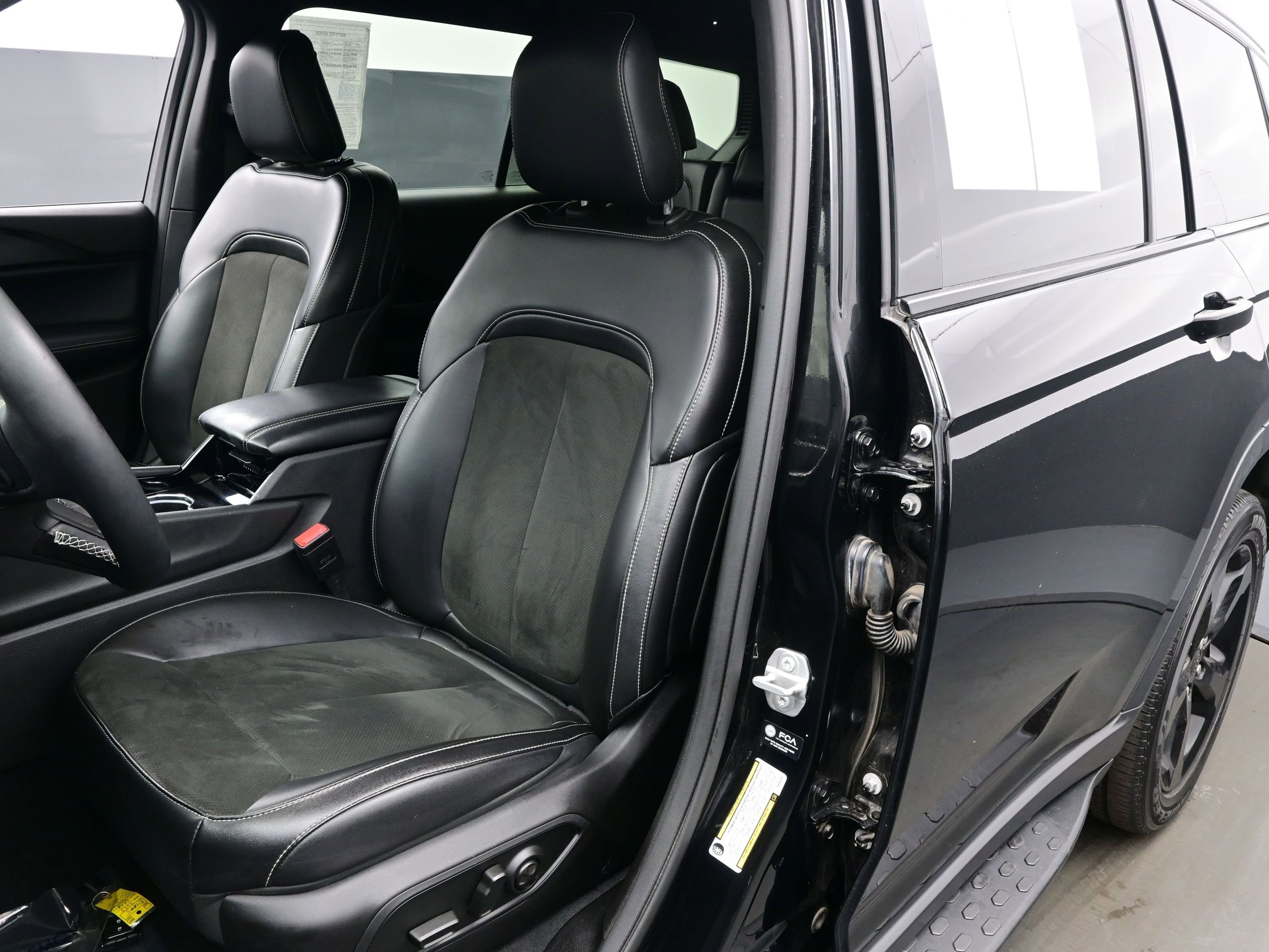 Used 2023 Jeep Grand Cherokee L Laredo image 12