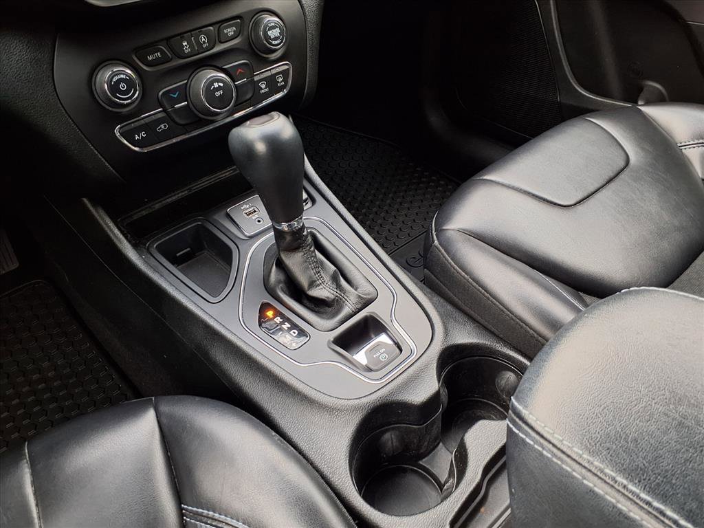 Used 2019 Jeep Cherokee Latitude Plus w/ Cold Weather Group image 16