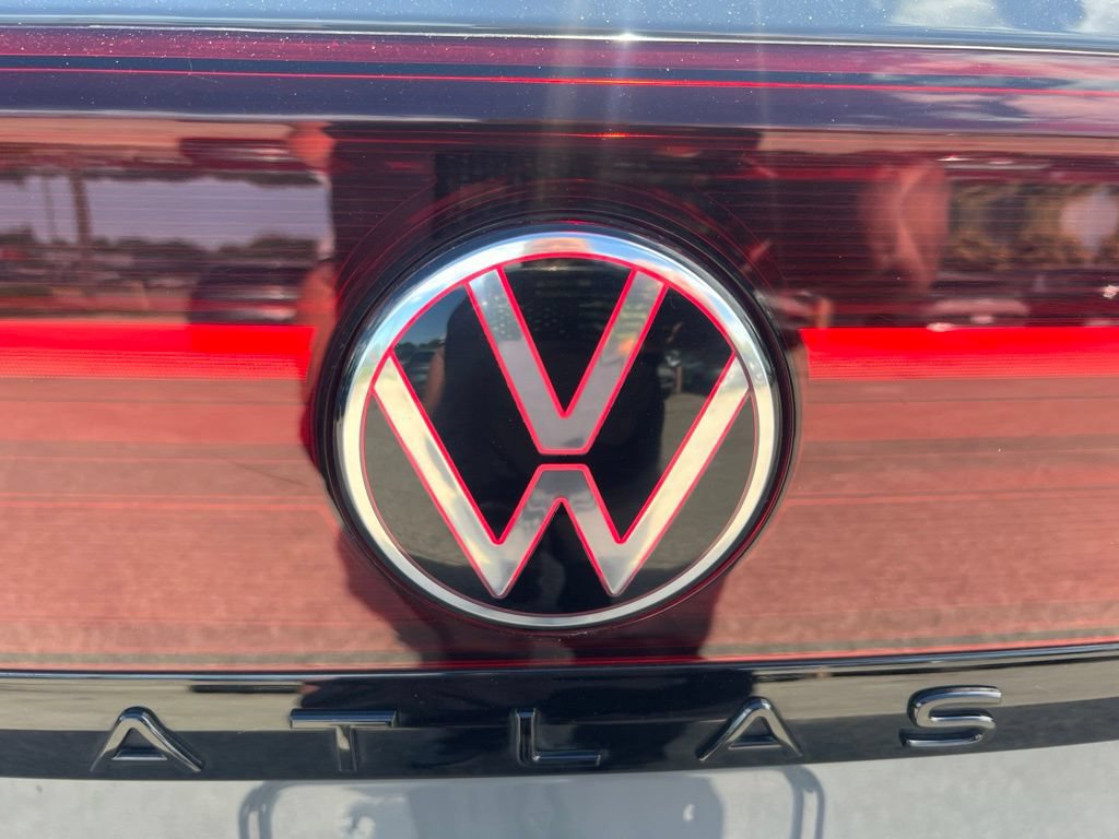 Used 2025 Volkswagen Atlas Cross Sport SEL R-Line AWD/4WD image 35