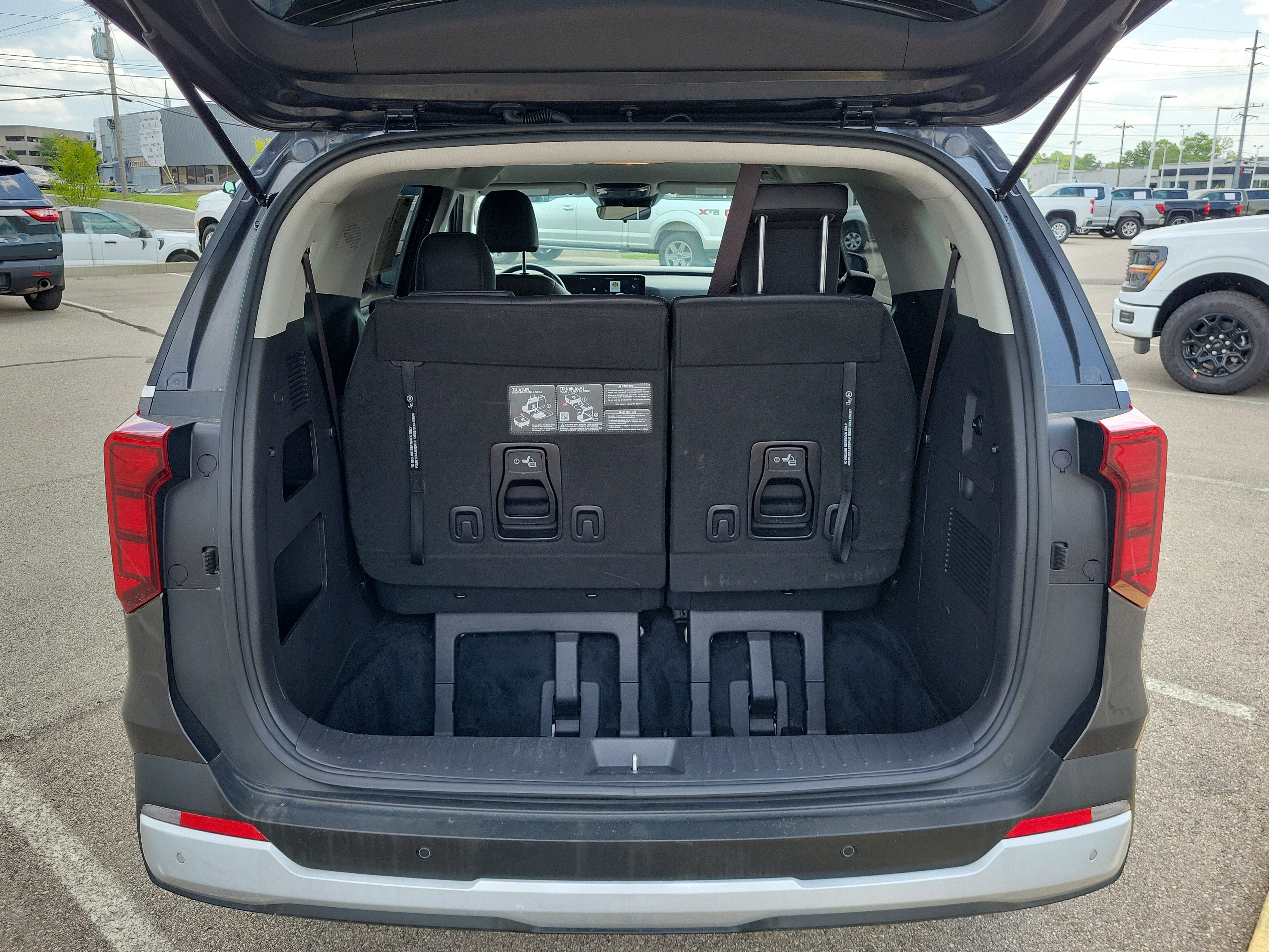 Used 2025 Kia Carnival FWD image 8