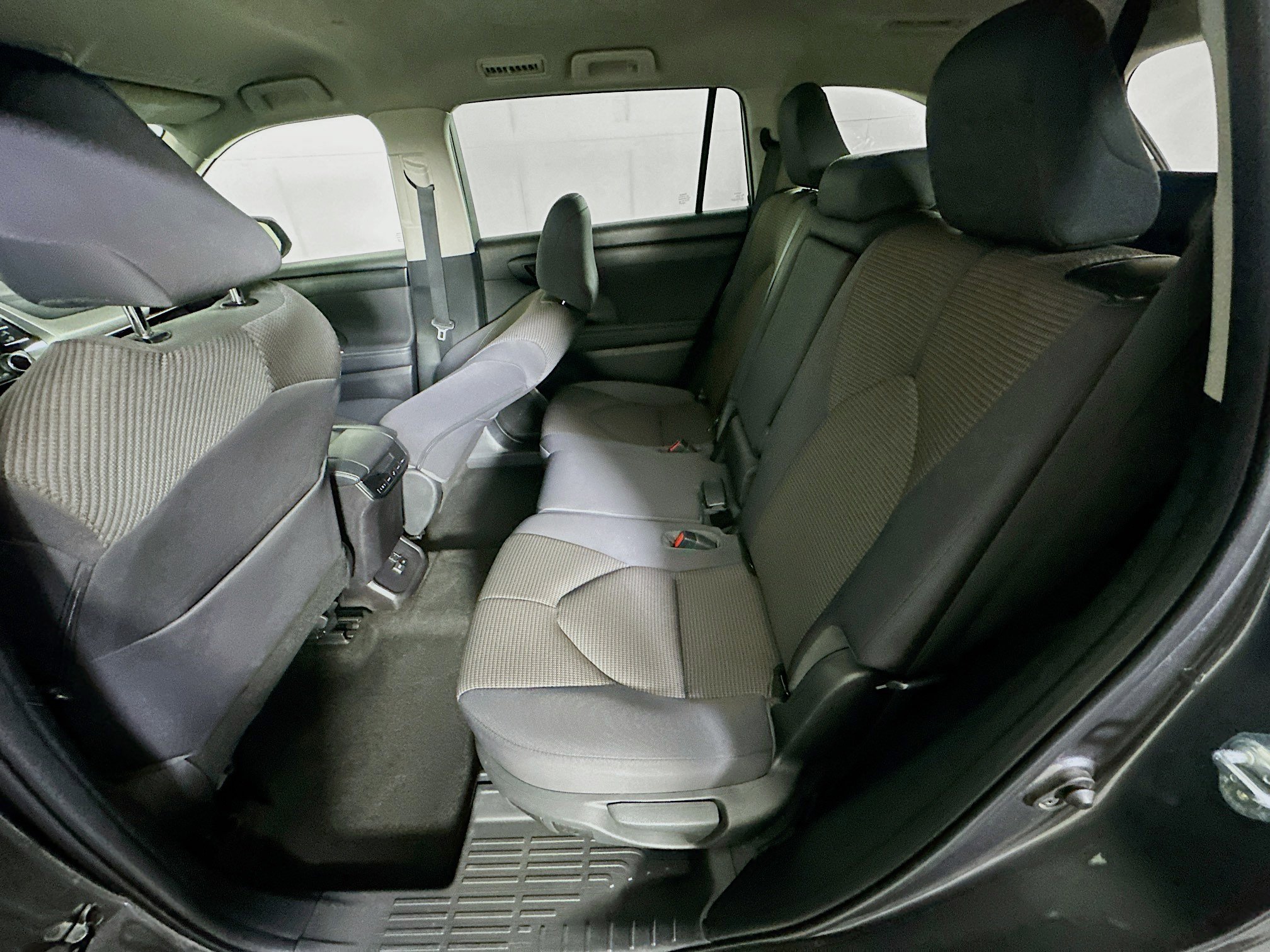 Used 2023 Toyota Highlander LE image 26