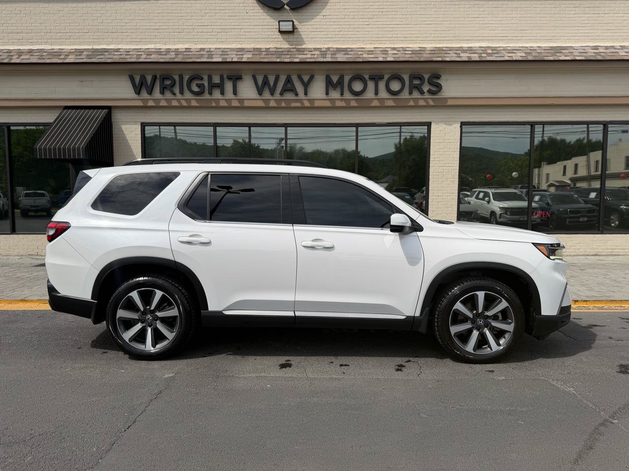 Used 2023 Honda Pilot Touring image 2