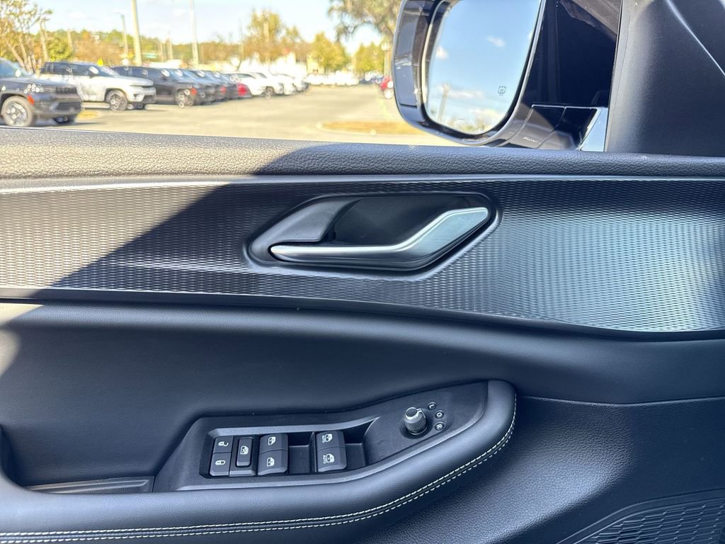 New 2025 Jeep Grand Cherokee Altitude image 13