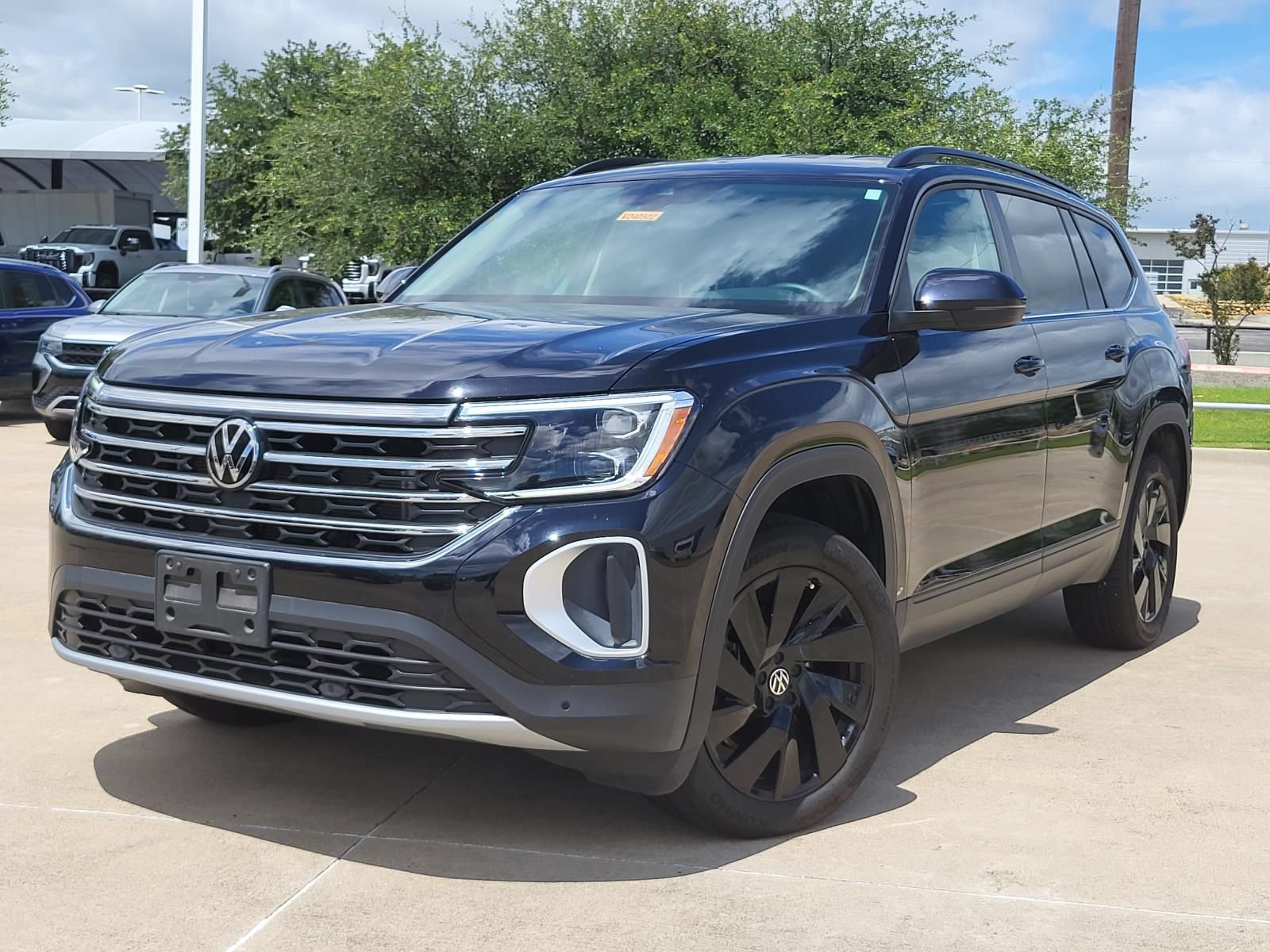 Used 2024 Volkswagen Atlas SE FWD image 2