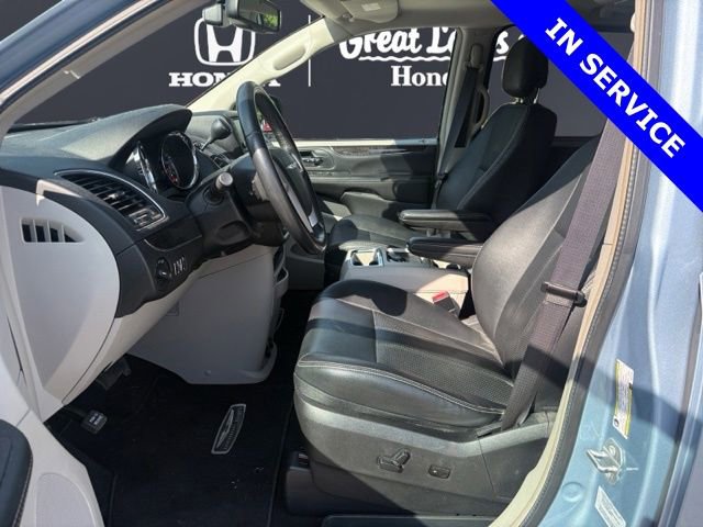 Used 2016 Chrysler Town & Country Touring-L FWD image 9