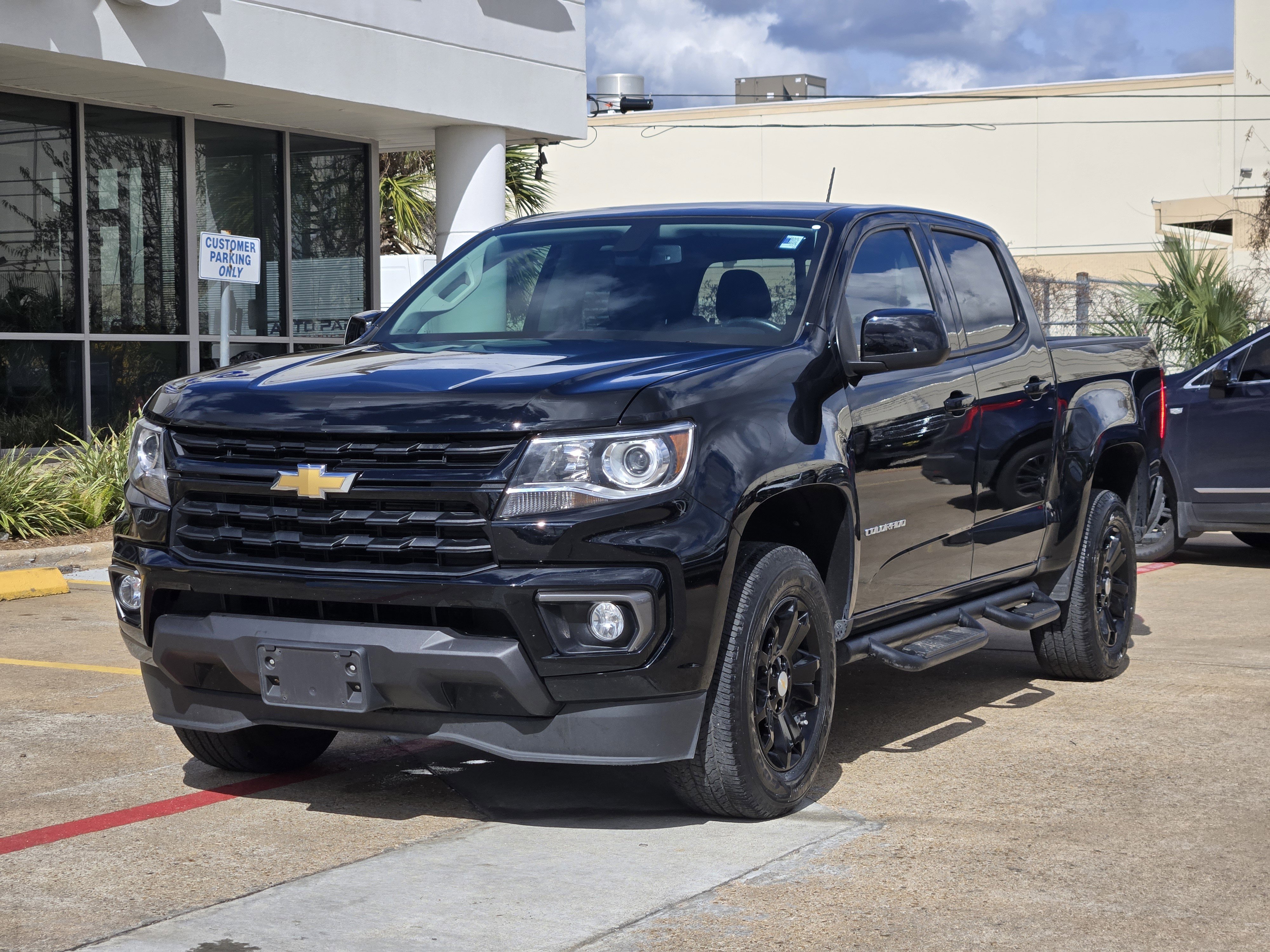 Used 2022 Chevrolet Colorado LT w/ Luxury Package image 2