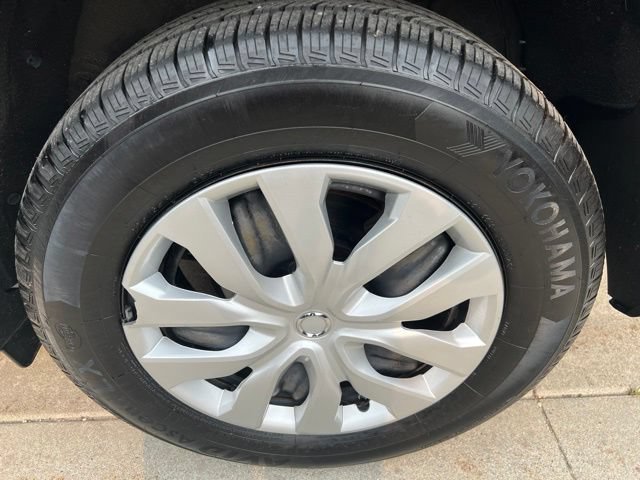 Used 2018 Toyota RAV4 LE AWD/4WD image 10
