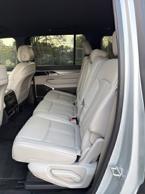 Used 2025 Jeep Wagoneer 4WD image 19