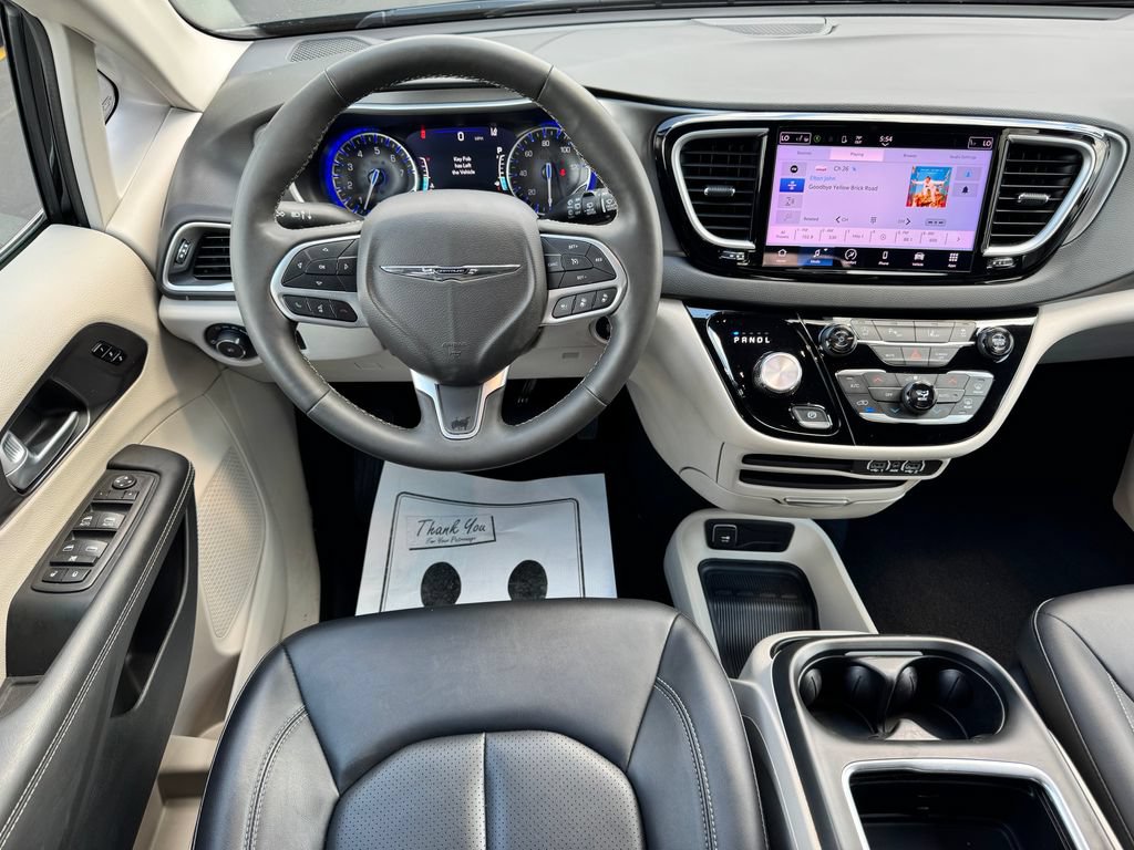 Used 2024 Chrysler Pacifica Touring-L FWD image 19