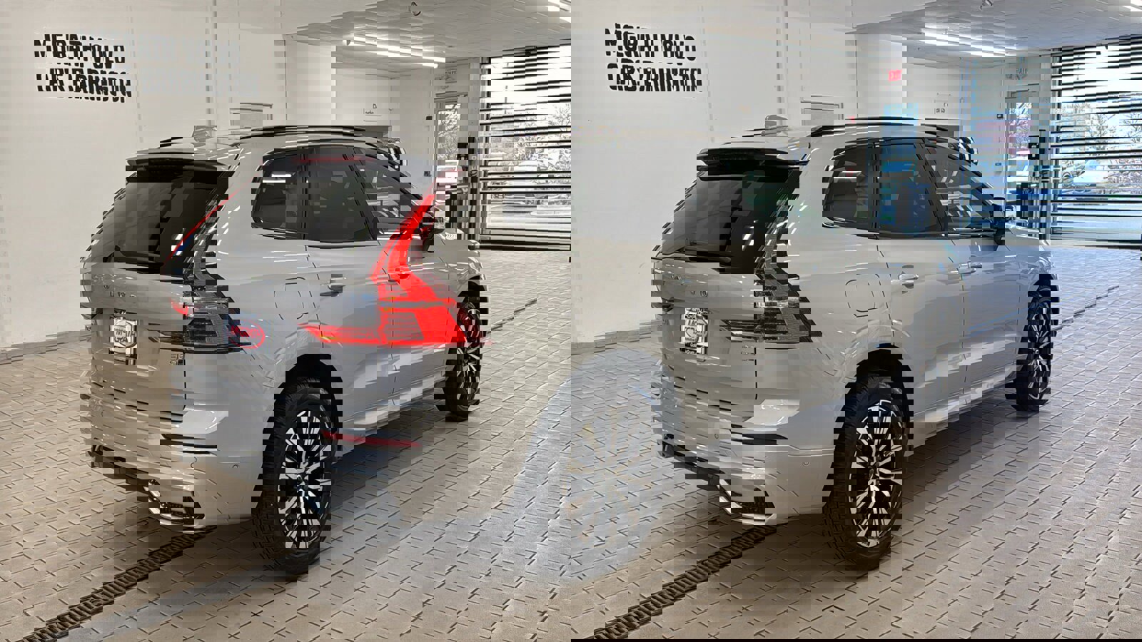 Used 2025 Volvo XC60 B5 Plus image 5