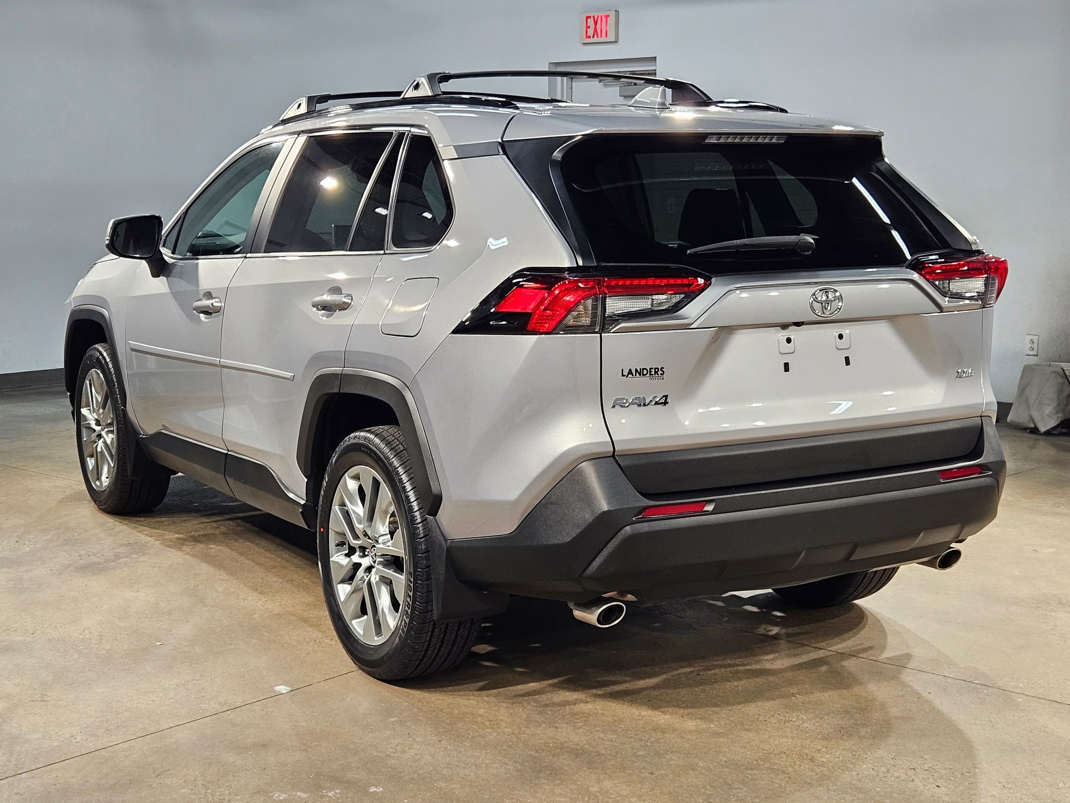 Used 2023 Toyota RAV4 XLE Premium image 5