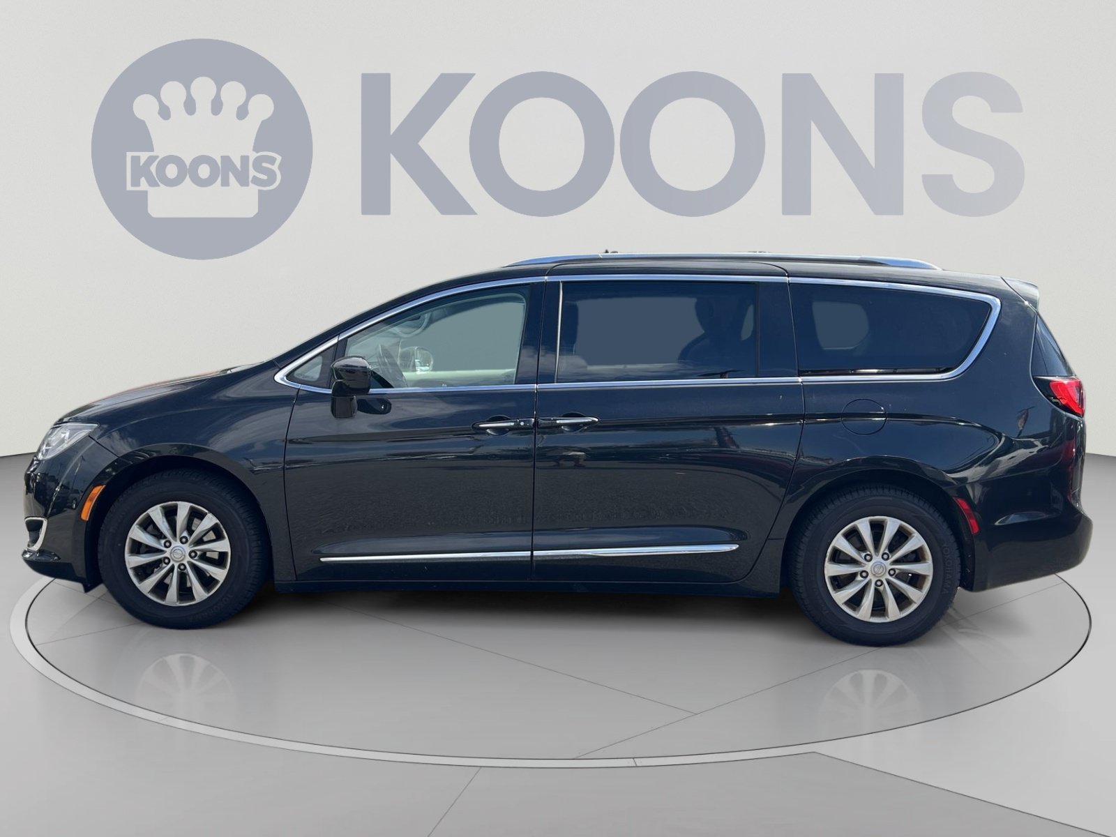 Used 2018 Chrysler Pacifica Touring-L FWD image 2