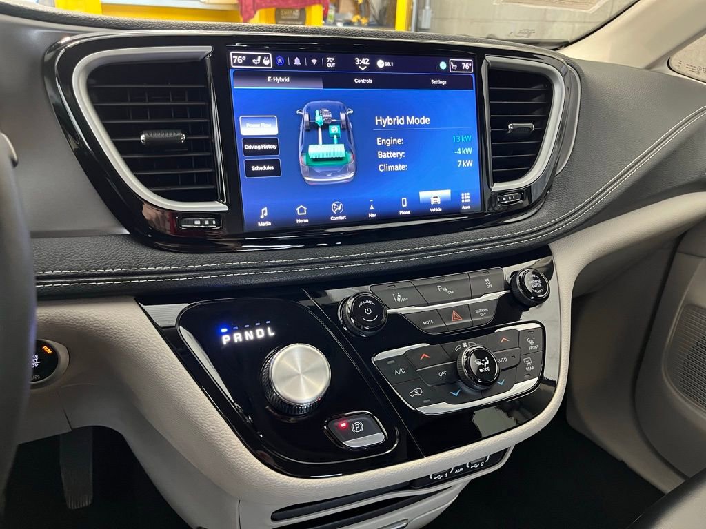 Used 2024 Chrysler Pacifica Select image 24